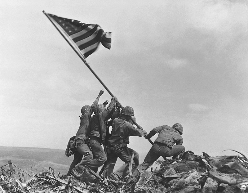 Di Joe Rosenthal - Questo file deriva da: Raising the Flag on Iwo Jima by Joe Rosenthal.jpgsource version time stamped 09:26, 4 September 2018.Marines misidentified one man in iconic Iwo Jima photo, Pubblico dominio, https://commons.wikimedia.org/w/index.php?curid=72390020
